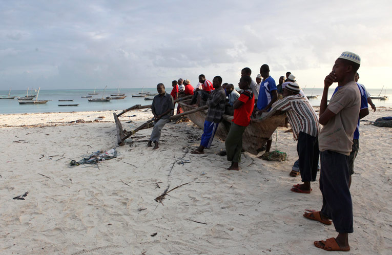 Местное население следит для прибрежной территорией в ожидании новых тел погибших. © Reuters / THOMAS MUKOYA