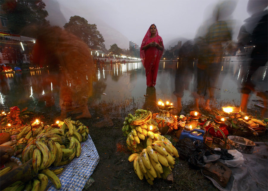 Во время четырехдневного фестиваля Чхат в Катманду индуисты поклоняются богу солнца, молясь на восходе и на закате. © Navesh Chitrakar/Reuters