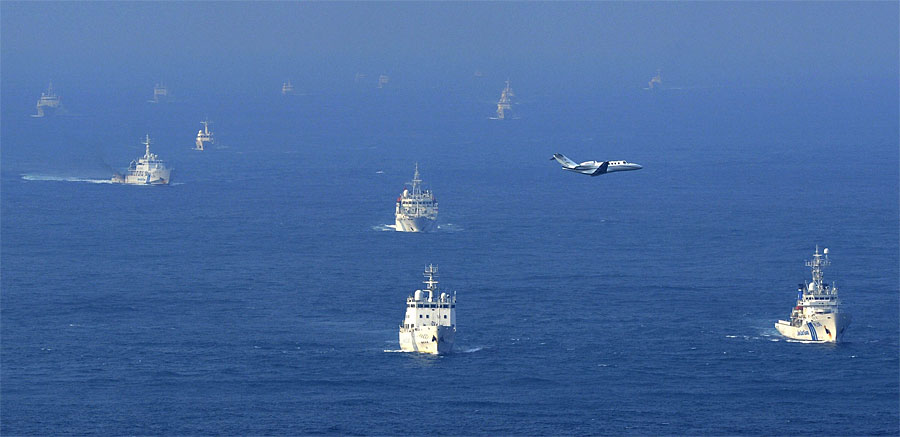 Китайские корабли и японские перехватчики у спорных островов Сенкаку. © Reuters