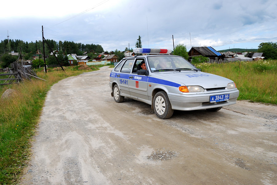 Машина полиции в поселке Сагра. © Антон Буценко/ИТАР-ТАСС