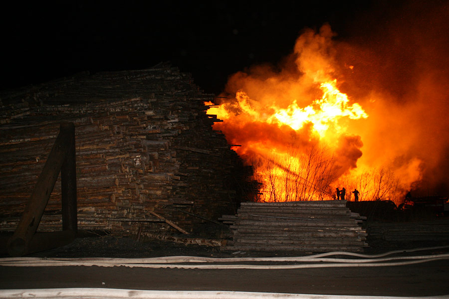 Пожар на складе лесоматериалов в Архангельске. © Павел Кононов/РИА Новости
