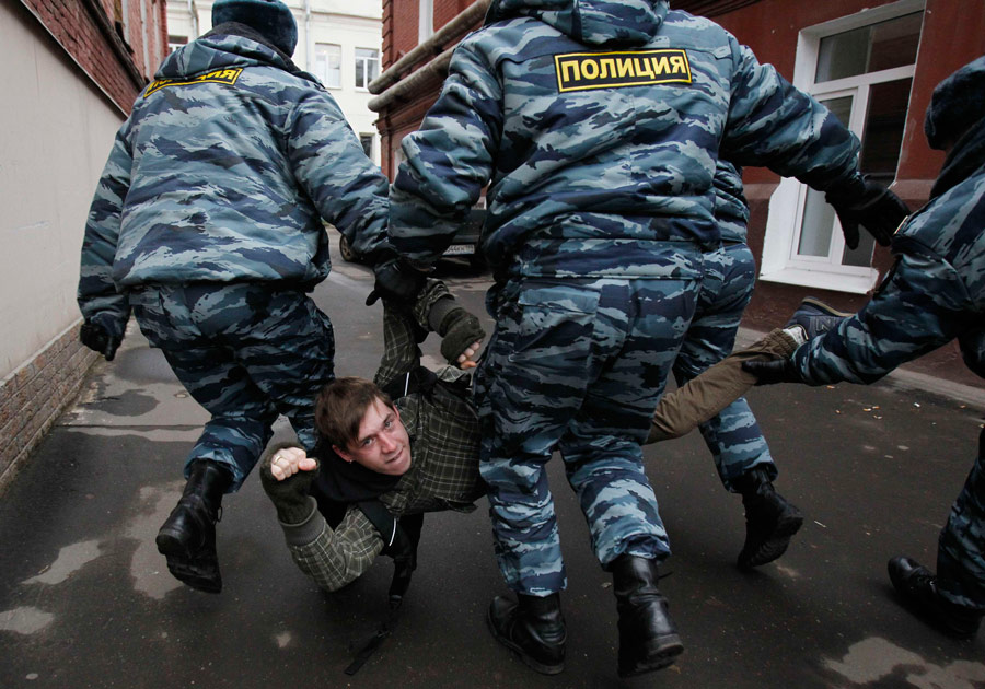 Задержание Дмитрия Путенихина у здания Тверского суда. © Денис Синяков/Reuters