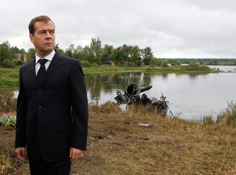 Президент РФ Дмитрий Медведев на месте трагедии Як-42 под Ярославлем. © ИТАР - ТАСС / Дмитрий Астахов