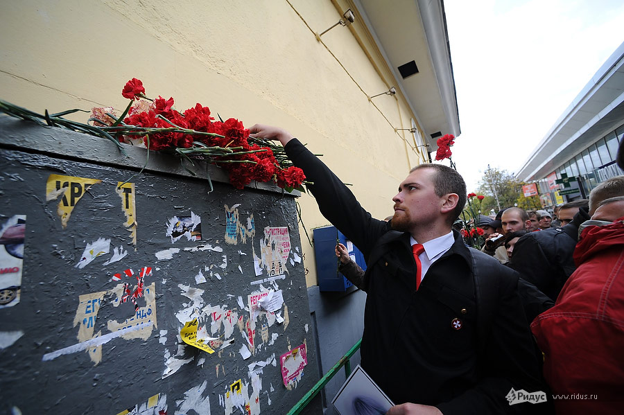 На месте гибели Юрия Волкова возлагали цветы.