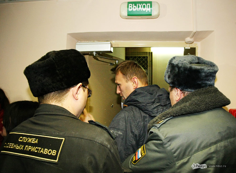 Алексея Навального сопровождают сотрудники суда. © Антон Тушин/Ridus.ru