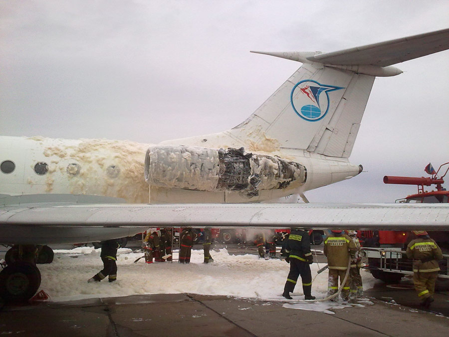 Загоревшийся во время взлета в аэропорту Нового Уренгоя самолет Ту-134 авиакомпании «Ямал». © Пресс-служба МЧС России/РИА Новости