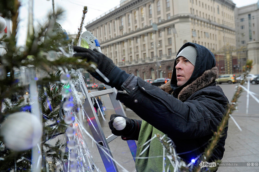 Москвичи возмутились «талиб-дизайном» елок на Тверской и взяли дело в свои руки