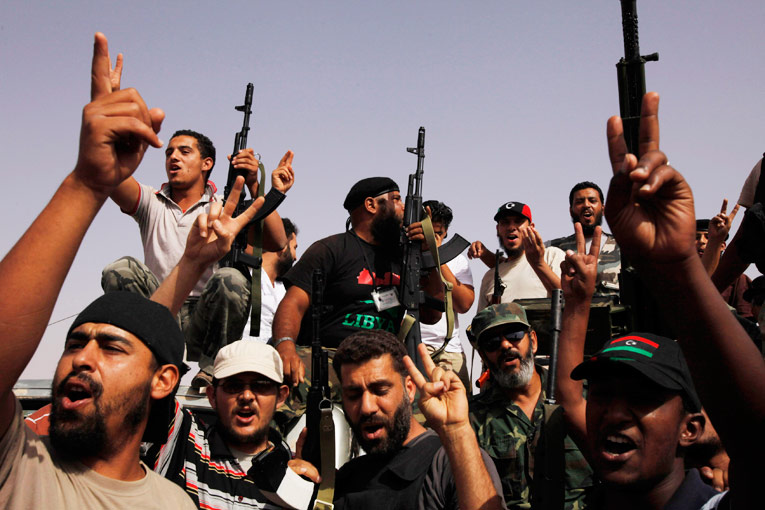 Ливийские повстанцы празднуют переход Бени-Валида в их руки. © Reuters / Youssef Boudlal