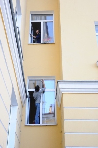 Участники Адд моют окна в доме престарелых в Стрельне
