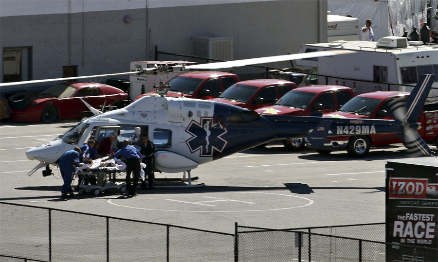 Вертолет «Скорой помощи» принимает пострадавшего в аварии на гонке IndyCar в Лас-Вегасе. © Steve Marcus/Las Vegas Sun/Reuters