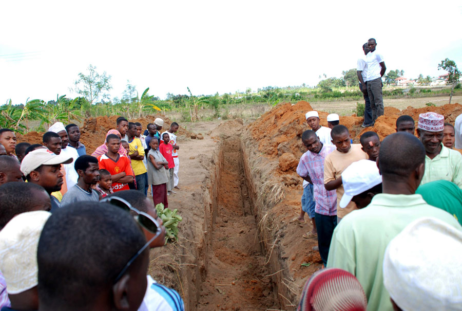 Траншея для могил на местном кладбище. © Reuters / Emmanuel Kwitema