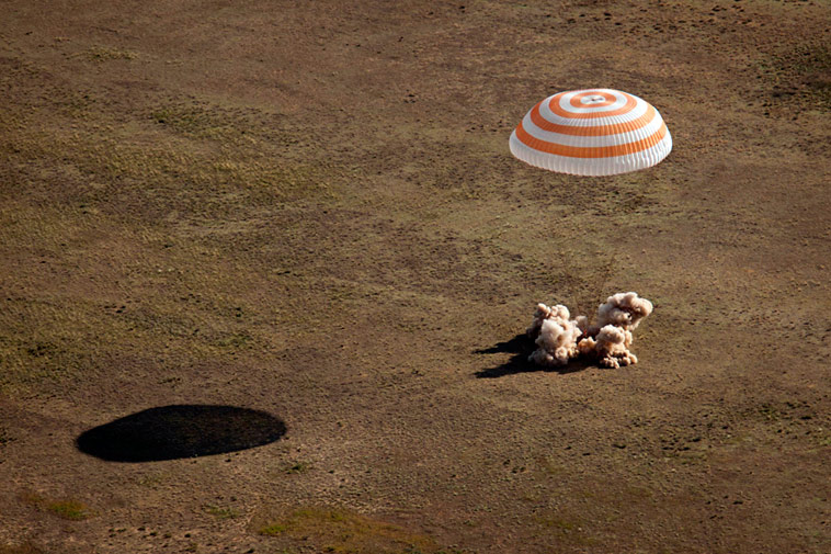 Приземление капсулы космического корабля «Союз ТМА». © Bill Ingalls/NASA/Reuters