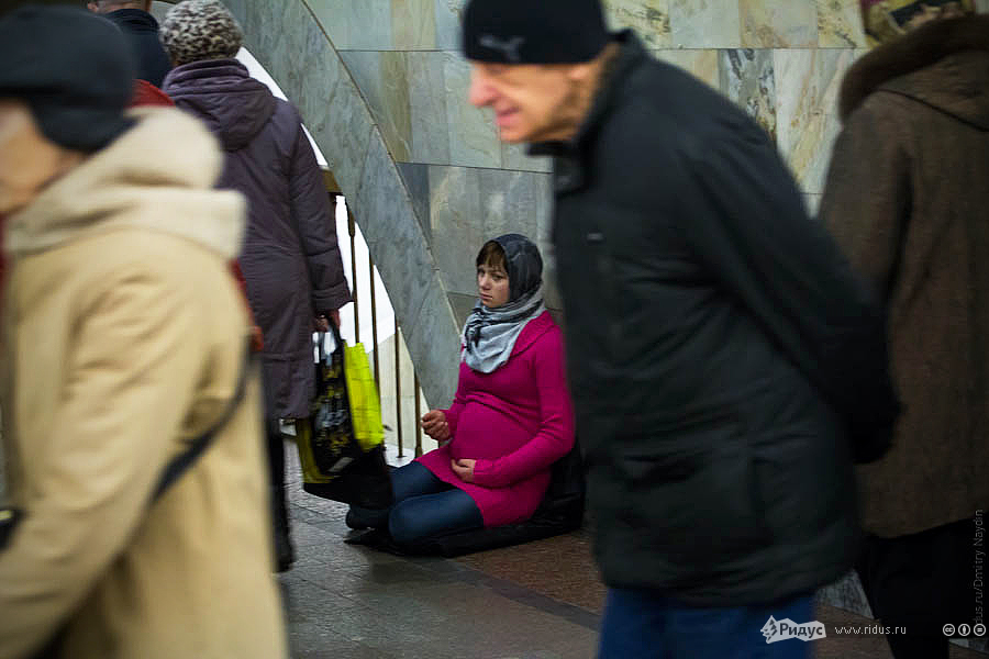 Беременная девушка в переходе метро. © Дмитрий Найдин/Ridus.ru