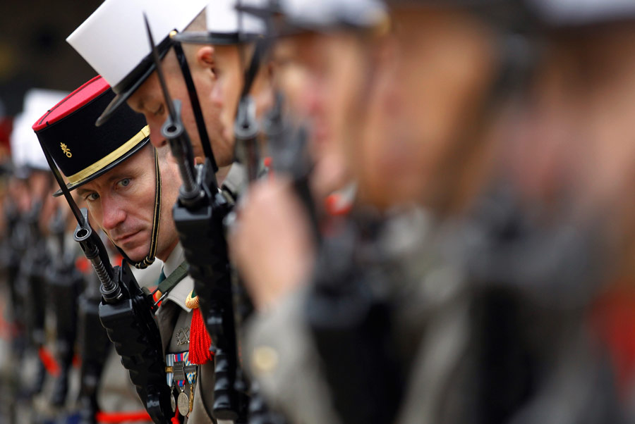 Французские солдаты ждут прибытия президента Франции Николя Саркози на традиционный военный парад в Доме инвалидов в Париже. © Christophe Ena/Pool/AP Photo