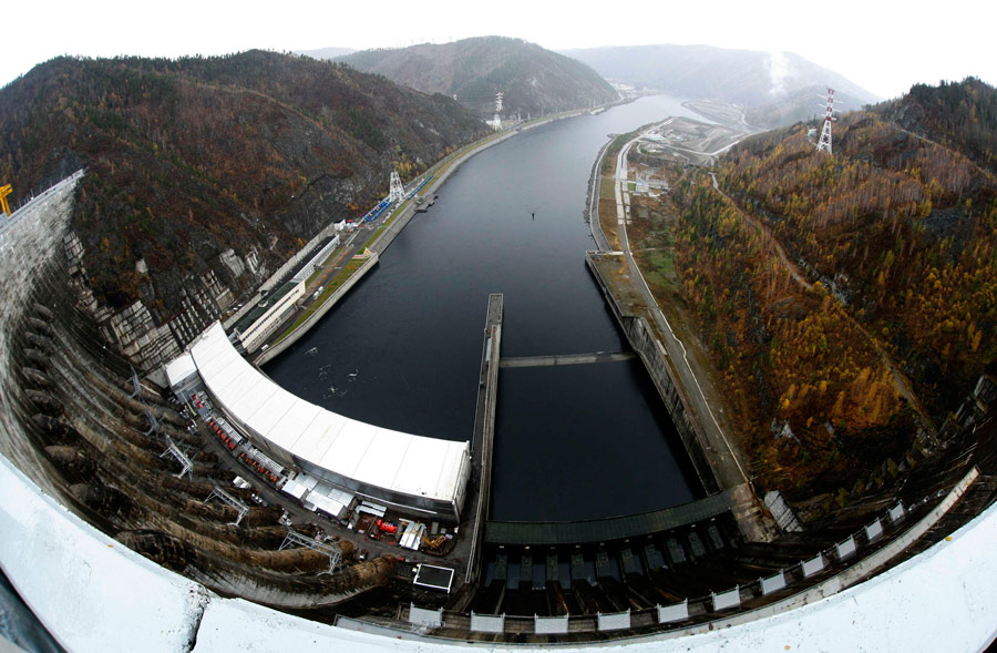 Вид с вершины Саяно-Шушенской ГЭС. © Ilya Naymushin/Reuters