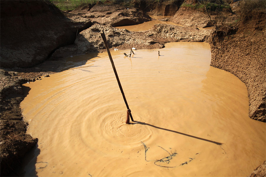 Стихийная добыча золота около селения Паномпа в Таиланде. Недалеко расположен крупнейший в стране золотоносный рудник Чатри. © Damir Sagolj/Reuters