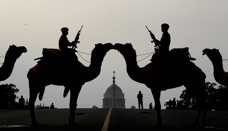 Солдаты на верблюдах во время репетиции церемонии спуска флага, которой завершаются мероприятия в честь Дня Республики Индия. Церемония состоится 29 января, через три дня после начала празднований Дня Республики. © Saurabh Das/AP Photo