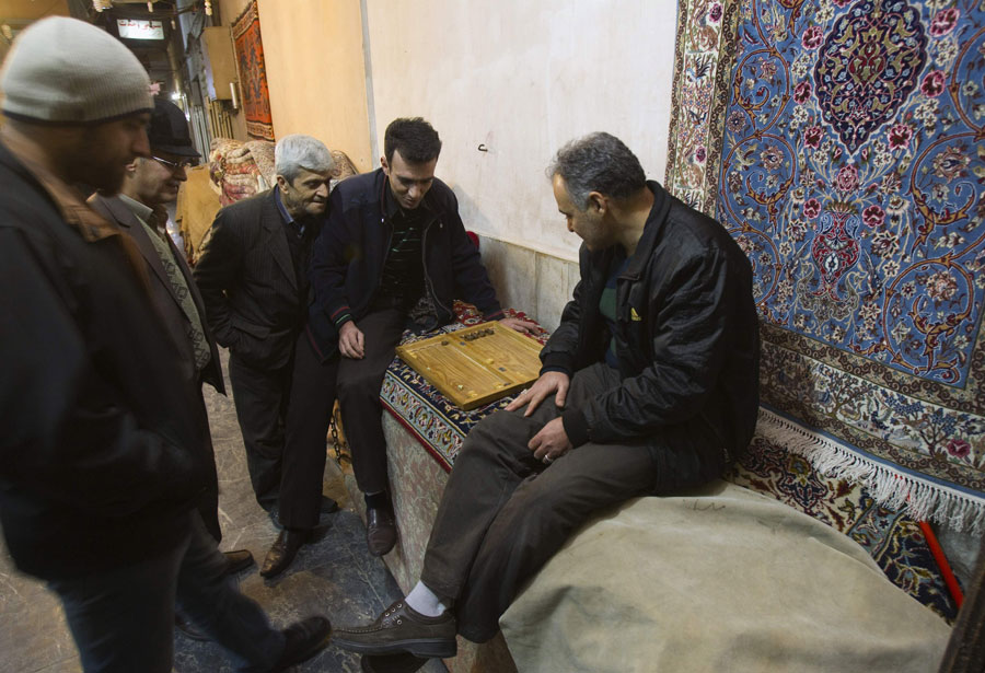 Торговцы исфаханского рынка ковров играют в нарды. © MORTEZA NIKOUBAZL/Reuters