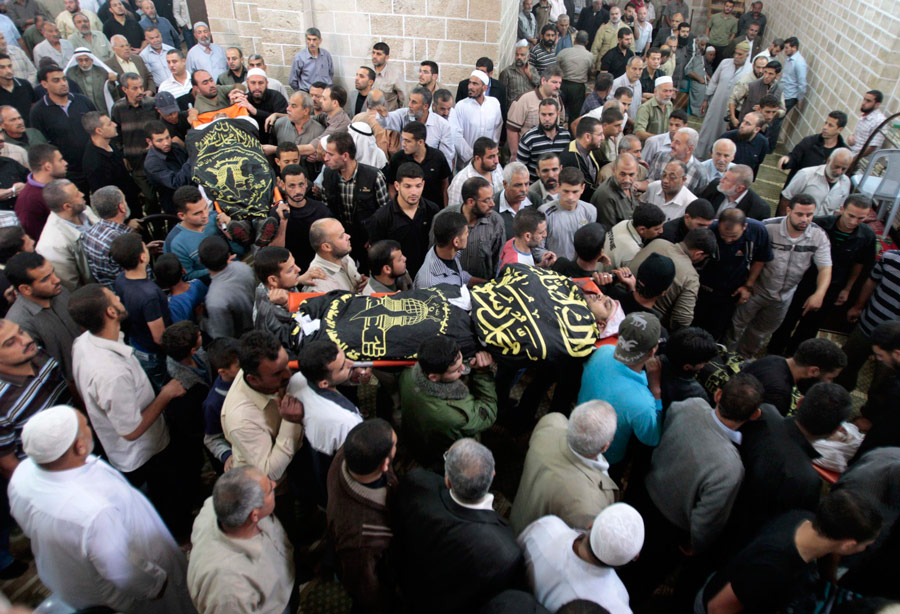 Палестинцы несут тела своих убитых товарищей во время похоронной церемонии в Газе. © Ismail Zaydah/Reuters