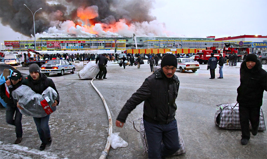 Пожар на одном из складских помещений вещевого рынка «Таганский ряд» в Екатеринбурге. © Антон Буценко/ИТАР-ТАСС