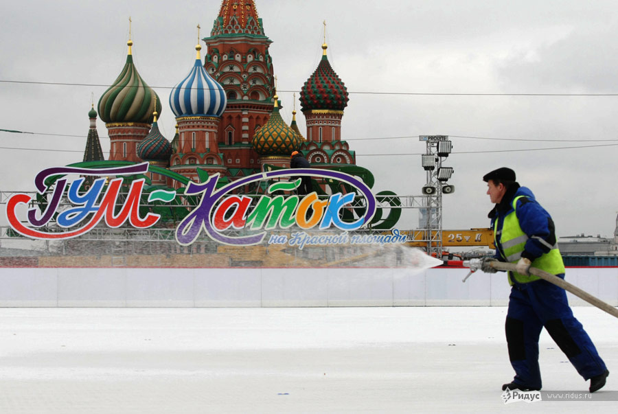 Заливка катка на Красной площади в Москве. © Антон Тушин/Ridus.ru