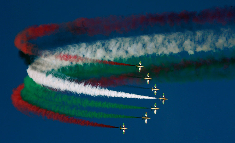 Пилотажная группа исполняет номер на авиашоу в Дубае. © AP Photo