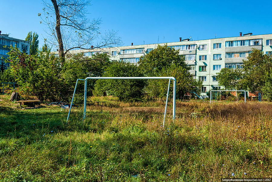 98. Футбольное поле во дворе дома №17 по ул. Пугачёва. Имеются даже лавочки для зрителей.