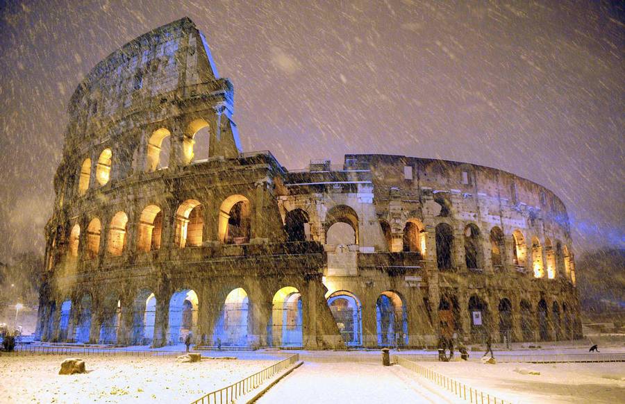 Сильнейший снегопад с морозами практически парализовали жизнь в Риме. Не работает общественный транспорт, закрыты многие туристические достопримечательности, в том числе Колизей. © Gabriele Forzano/Reuters 