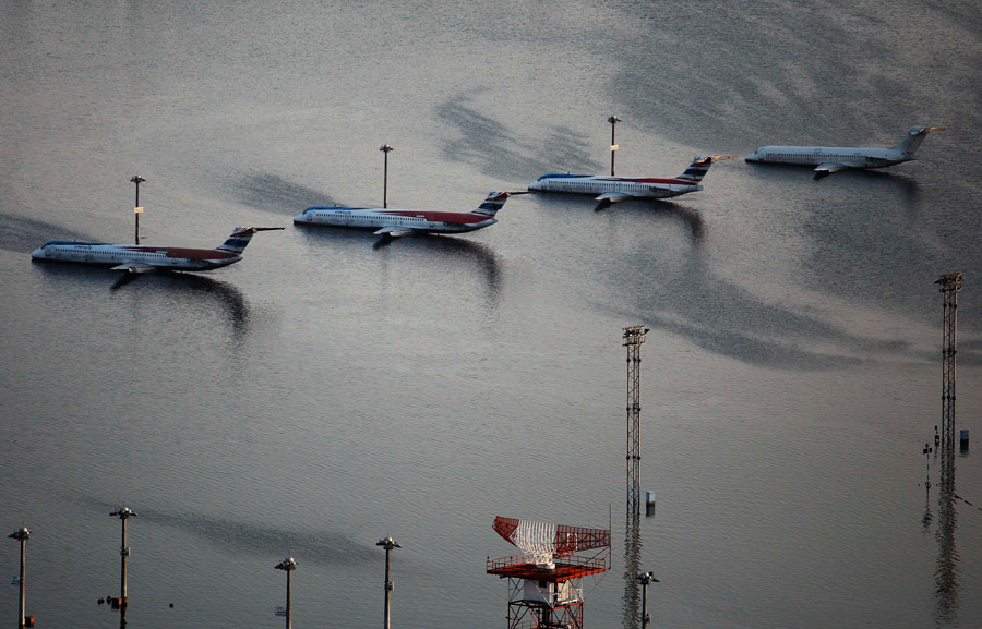 Самолеты в аэропорту Бангкока кажутся плавающими из-за сильного наводнения. © Damir Sagolj/Reuters