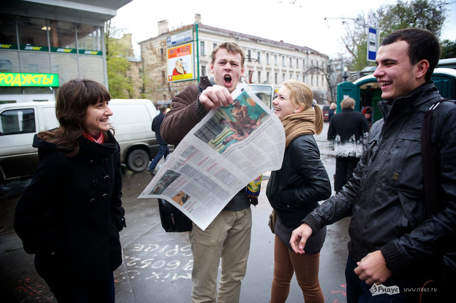 Раздача поддельного номера «Новой газеты». © Антон Белицкий/Ridus.ru
