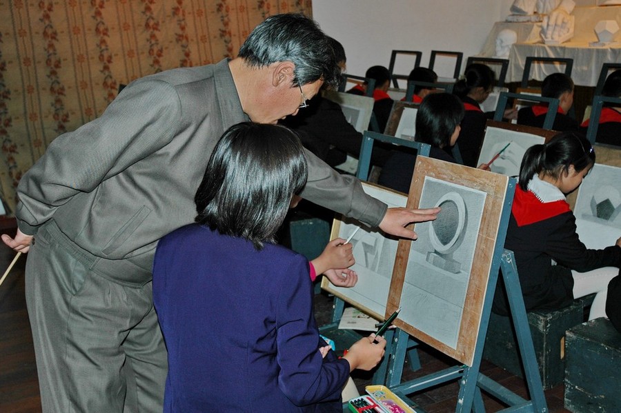 Урок рисования в Пхеньянском дворце пионеров