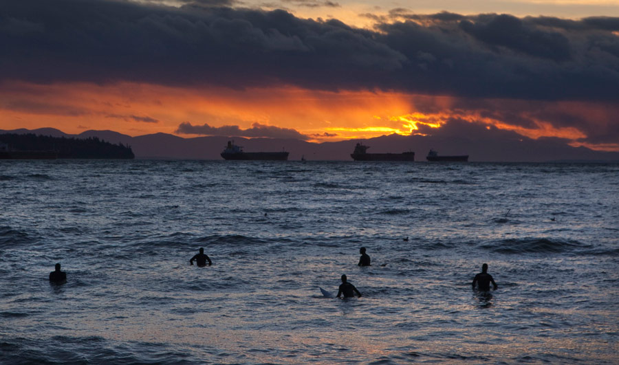 Смелые серфингисты в ожидании волны в холодных водах Английского залива. © Andy Clark/Reuters