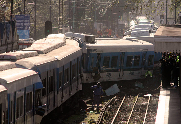 Столкновение двух поездов и автобуса в Буэнос-Айресе. © Reuters / STRINGER/ARGENTINA