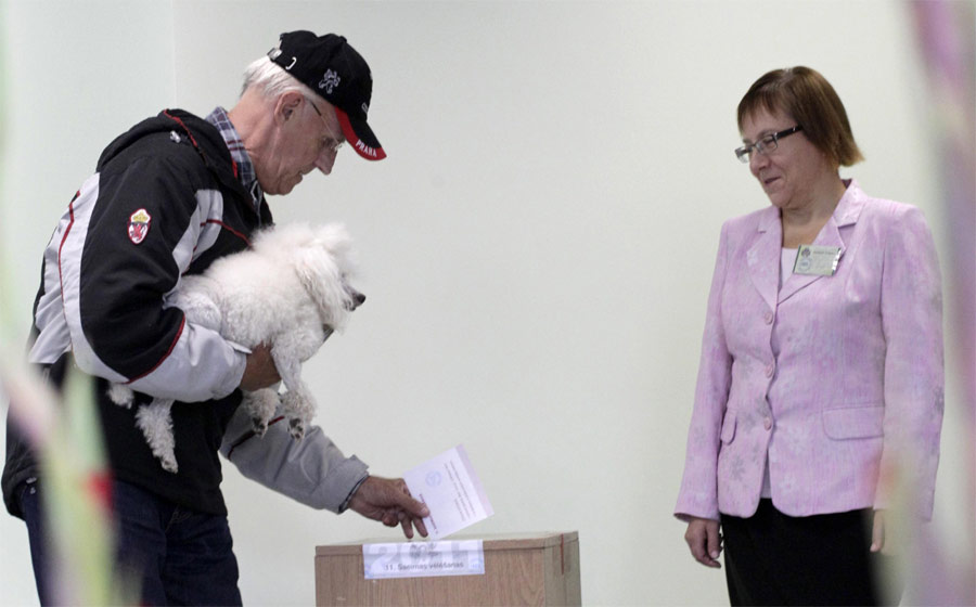 В субботу в Латвии прошли парламентские выборы. Фото REUTERS/Ints Kalnins