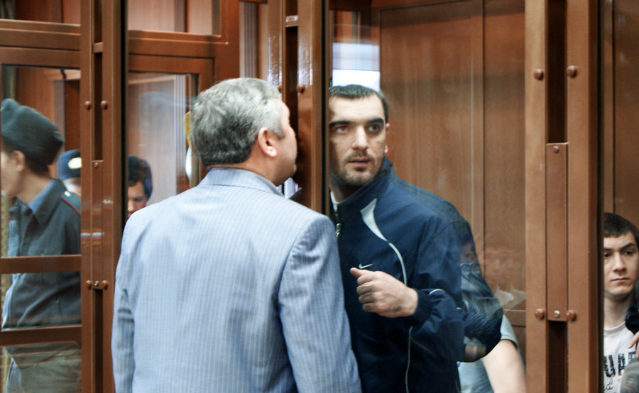 Обвиняемый Аслан Черкесов (справа, за стеклом) в убийстве Егора Свиридова. © Пресс-служба Мосгорсуда/РИА Новости