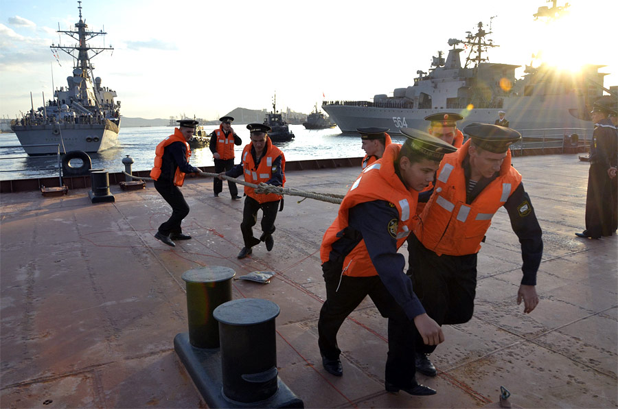 Русские моряки помогают швартоваться американскому кораблю. © Юрий Мальцев/Reuters