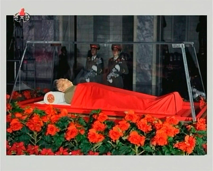 Тело скончавшегося в субботу, 17 декабря 2011 года, лидера КНДР Ким Чен Ира выставлено для прощания в открытом гробу в Кымсусанском мемориальном дворце в Пхеньяне. Кадр, переданный в эфире телевидения Северной Кореи. © REUTERS/KRT via REUTERS TV