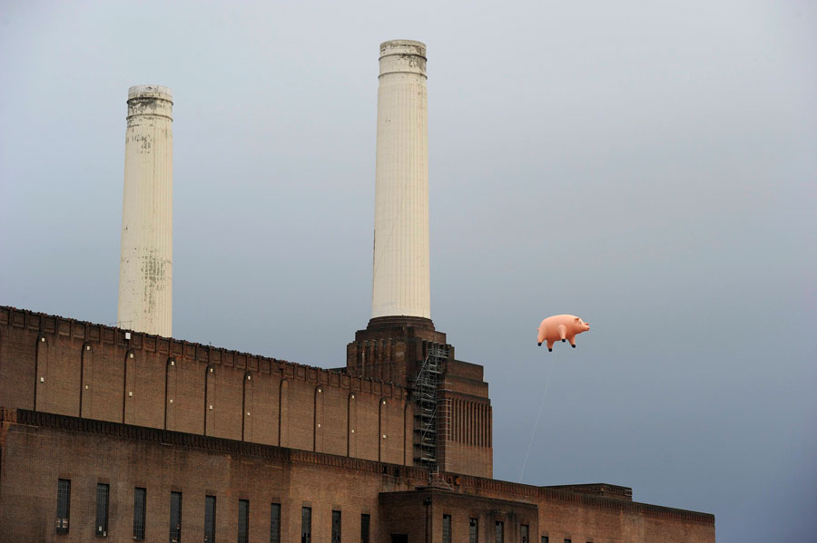 Девятиметровая надувная свинья пролетает над лондонской электростанцией Баттерси. © Paul Hackett/Reuters