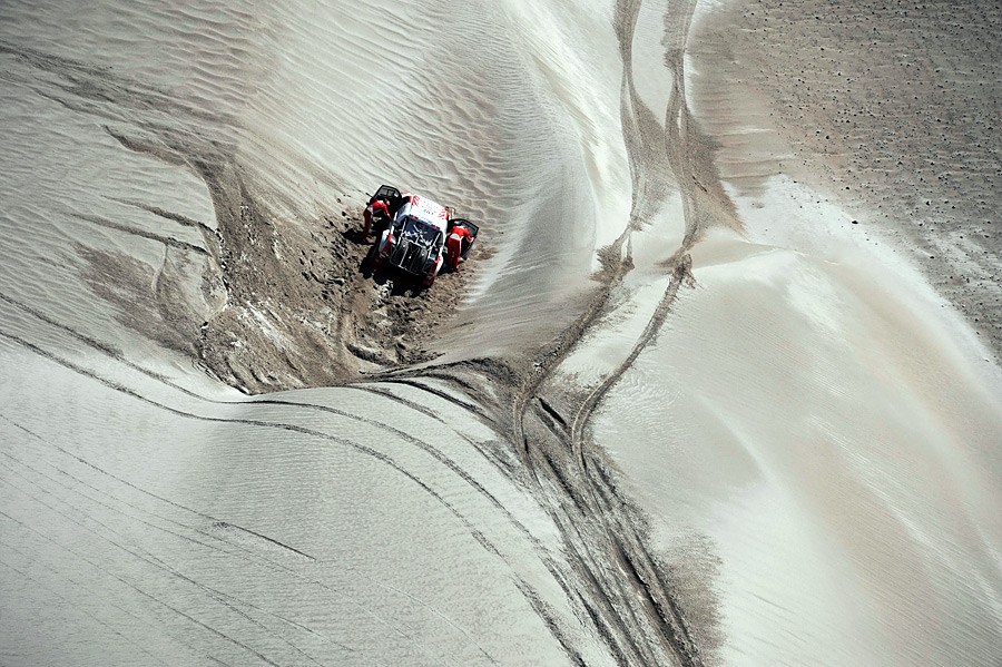 Пилоты команды Toyota пытаются вытащить из песков машину, сошедшую с трассы во время этапа ралли Дакар в Аргентине. © Jerome Prevost/AP Photo