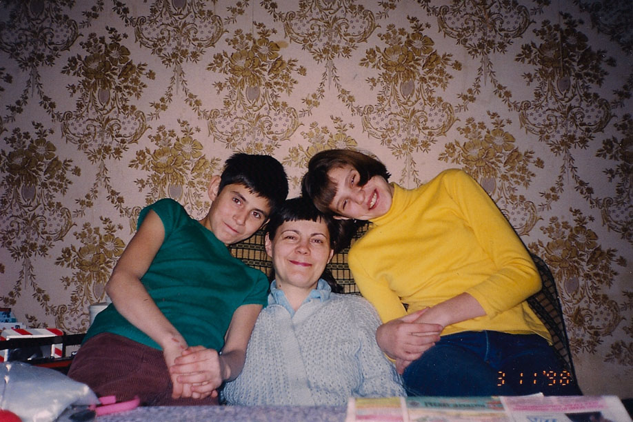 Сыромятникова Марина Федоровна с детьми в своей квартире. 03.11.1998