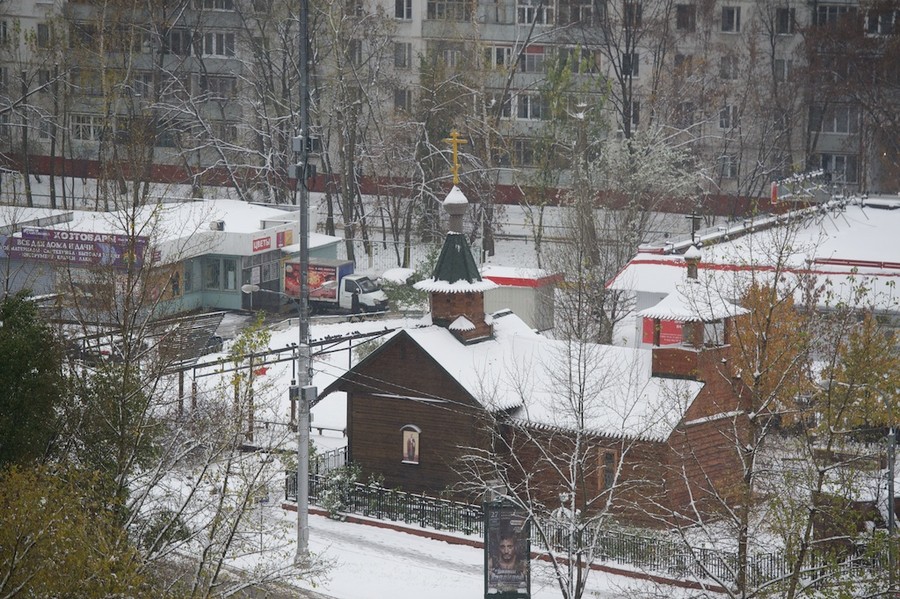 Снег на часовне Святителя Николая Чудотворца в Отрадном