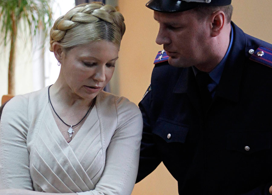 Юлия Тимошенко рядом с сотрудником суда. Фото от 11 октября 2011. © Gleb Garanich/Reuters
