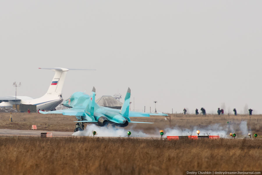 Посадка Су-34 на аэродроме Балтимор 12 декабря 2011 года. © Дмитрий Чушкин/Ridus.ru