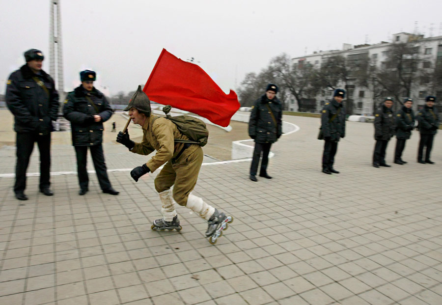 Сторонник коммунистической партии на митинге в Ростове-на-Дону. © Vladimir Konstantinov/Reuters
