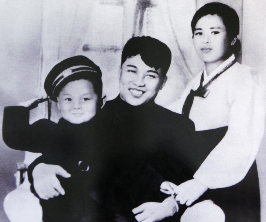 Ким Ир Сен с супругой Ким Ен Сук и сыном Ким Чен Иром. © Handout/Files/Reuters