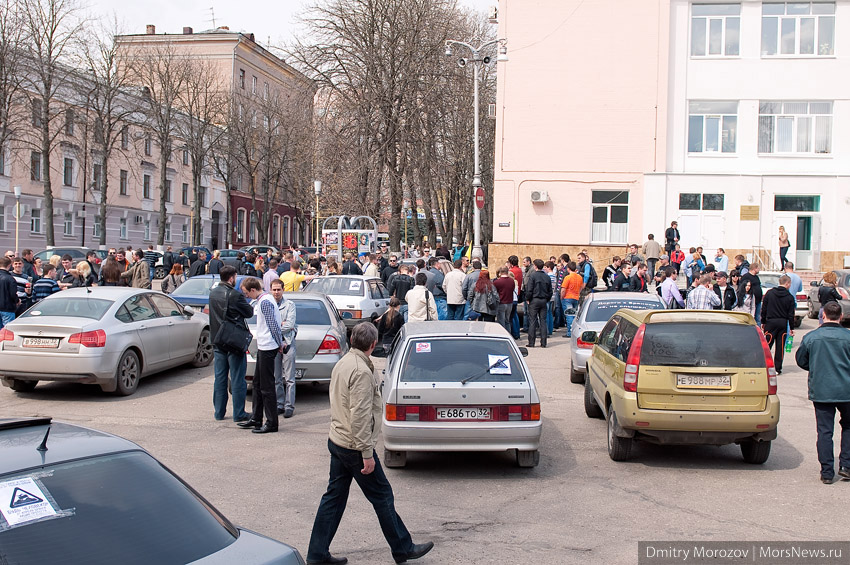 Автомобили участников акции, припаркованные на площади у 