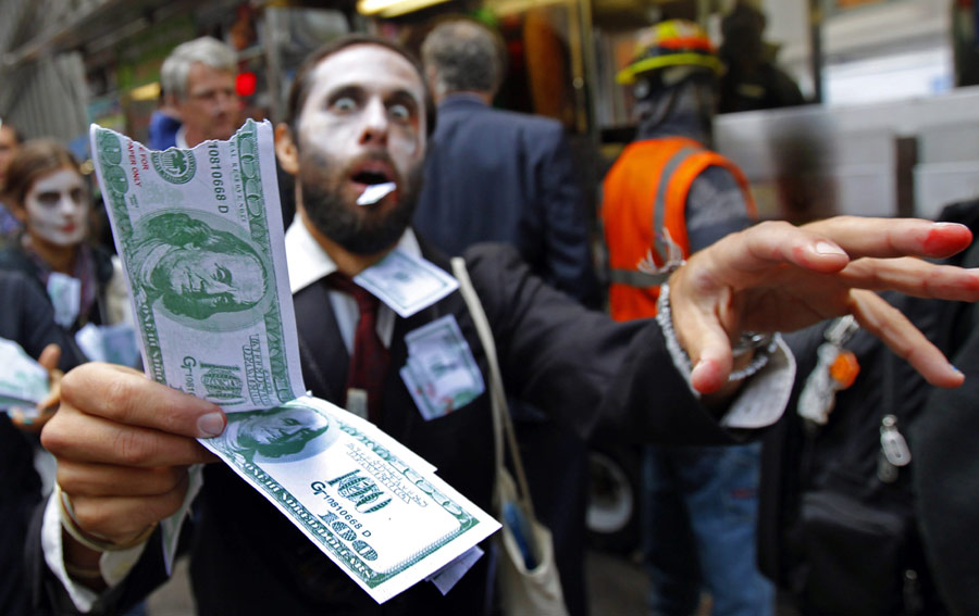 Корпоративный зомби в финансовом центре Нью-Йорка пожирает деньги монополий. REUTERS/Mike Segar