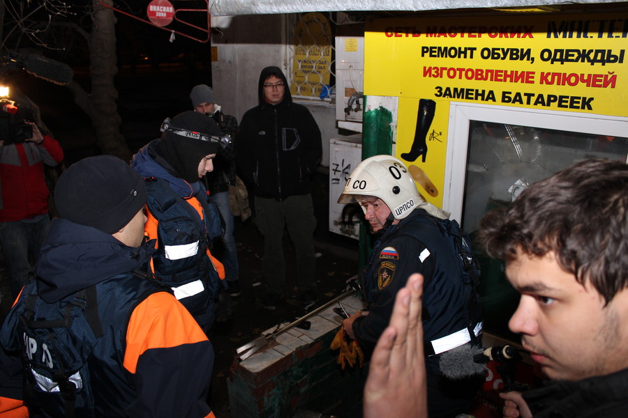 сотрудники МЧС вскрывают дверь магазина фото /Хвостов Руслан / ridus.ru /