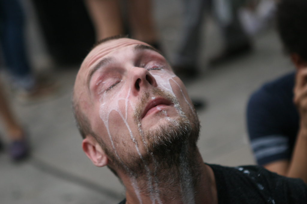 Протестующий с обработанными глазами. Фото Paul Weiskel