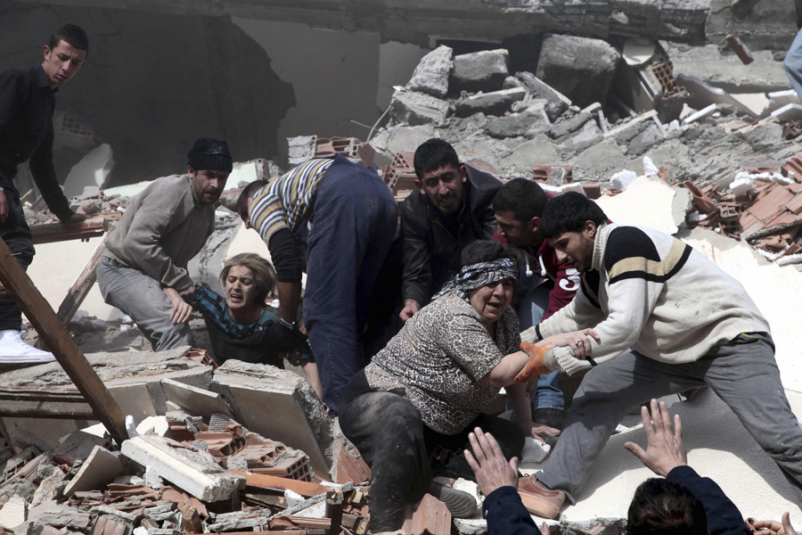 Спасатели вытаскивают людей из-под завалов в деревне неподалеку от города Ван. © Ali Ihsan Ozturk /Anadolu Agency/Reuters